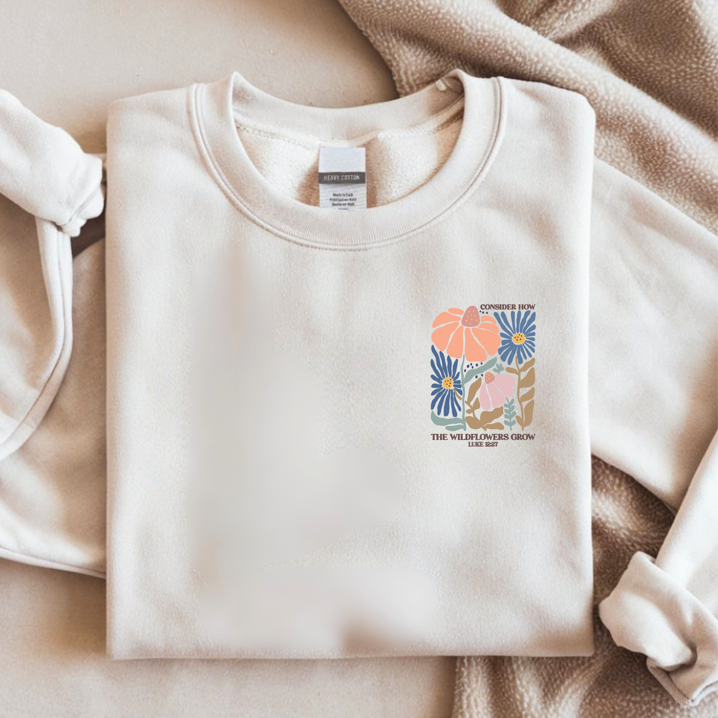 Bügelbild mit floralem Design und Bibelvers-Spruch, hier als Beispiel auf einem Shirt aufgebügelt