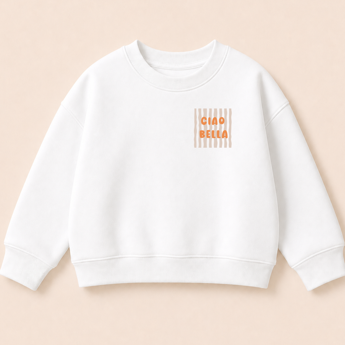 Bügelbild „Ciao Bella“ als kleines Brustmotiv auf weißem Kinderpullover. Orange Schrift mit Wellen Streifen, DTF Transfer zum Aufbügeln, Geschenkidee für Mädchen