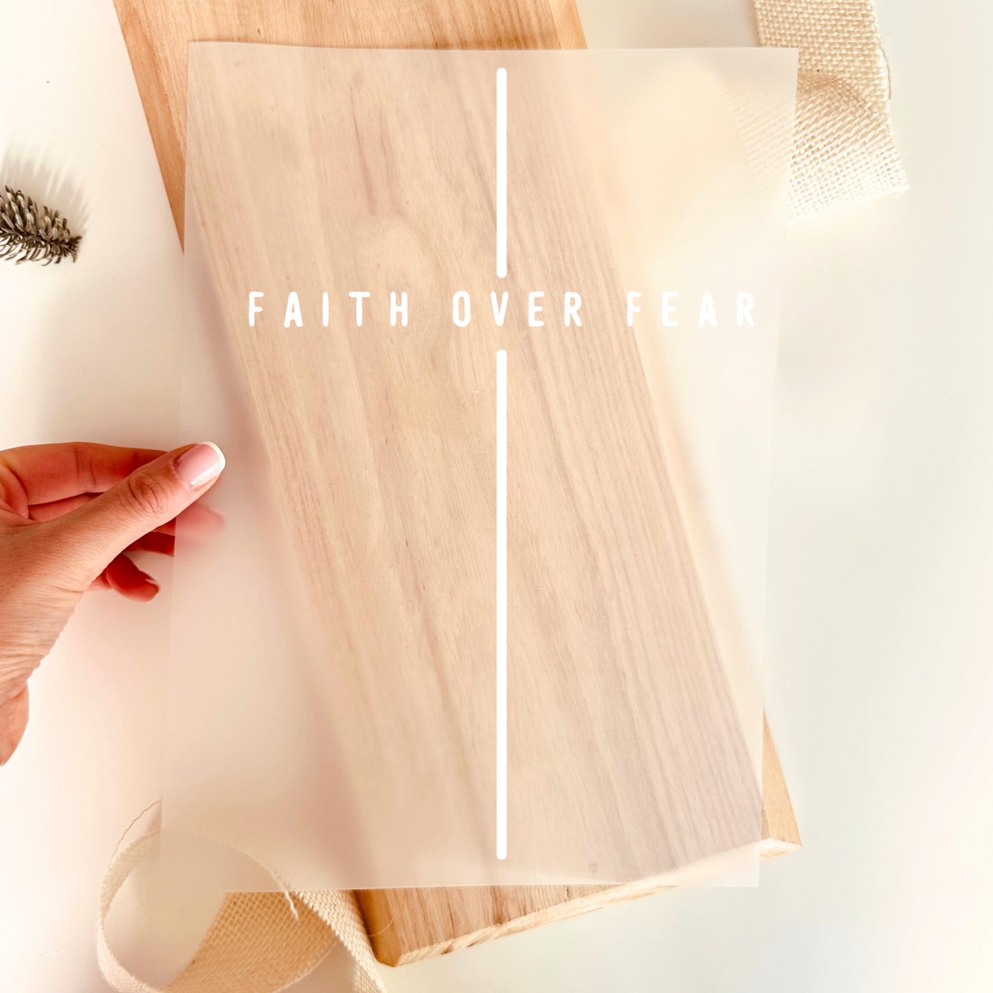 Bügelbild-Transferfolie mit Schriftzug "Faith Over Fear" und vertikaler Linie im minimalistischen Design
