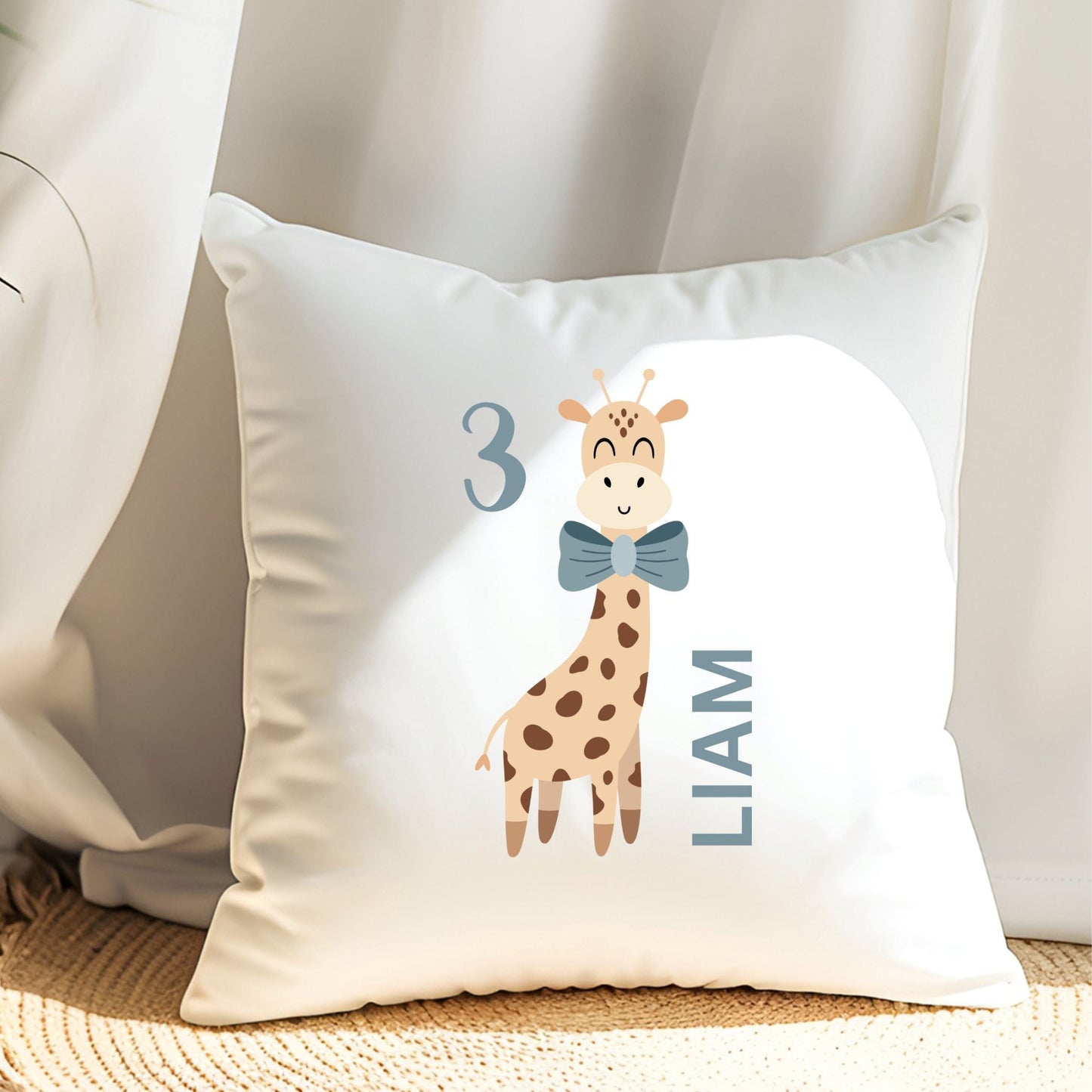 Bügelbild mit Giraffen-Motiv, Wunschname und Zahl, hier auf einem Kissen aufgebügelt