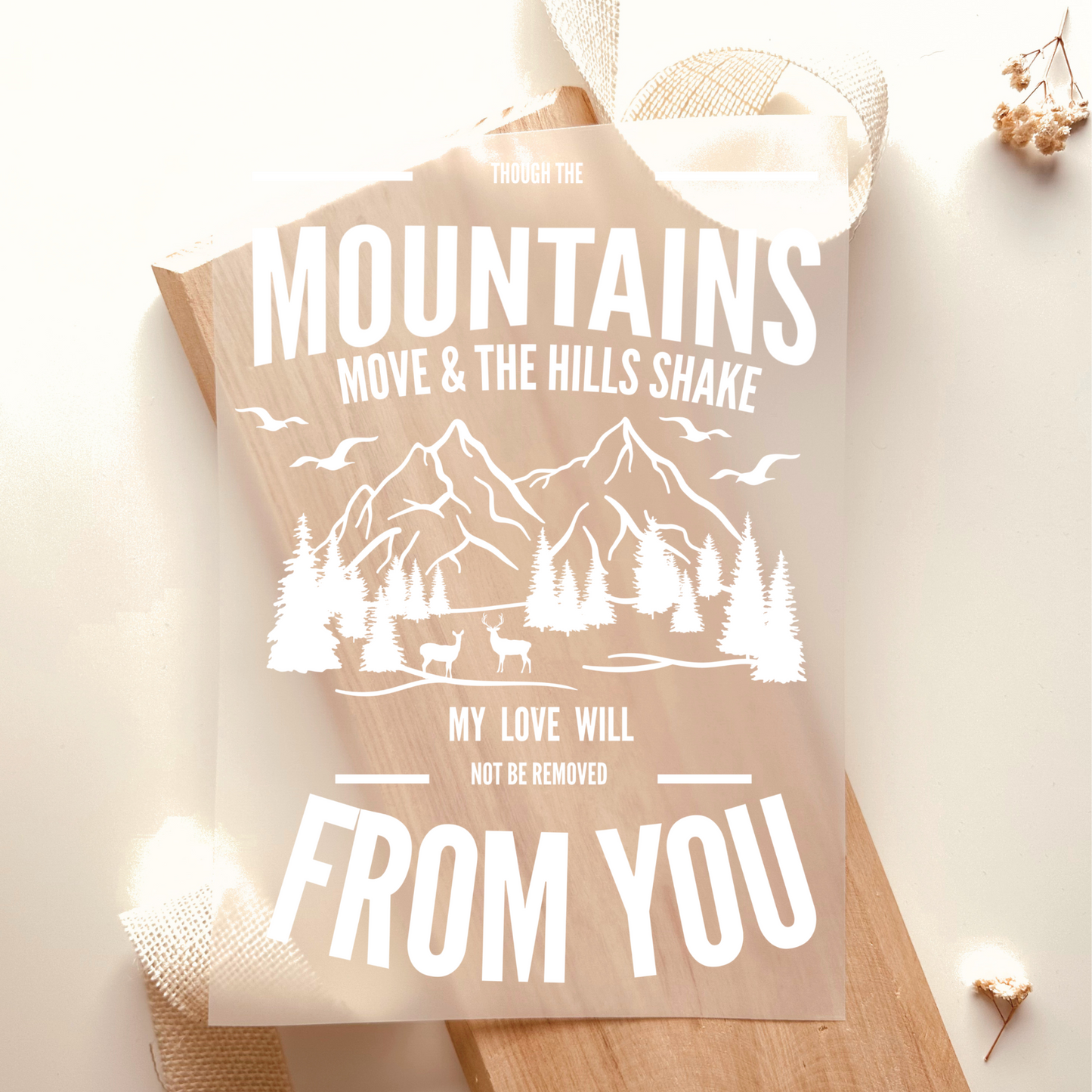 Bügelbild mit Bergmotiv und Bibelvers "Mountains Move and the Hills Shake... From You" in Weiß