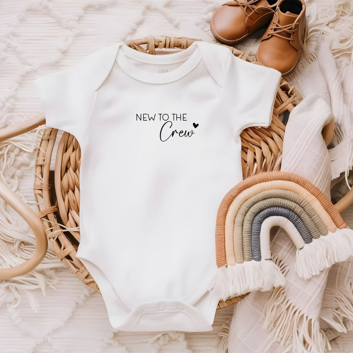 Bügelbild mit Schriftzug "New to the Crew" und Regenbogen-Motiv zum Aufbügeln für Babykleidung