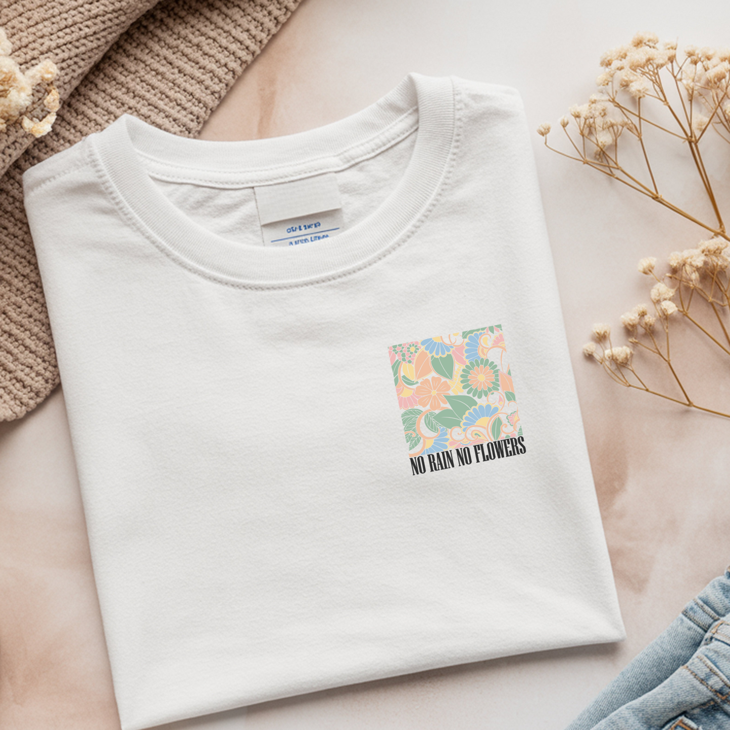 Bügelbild mit floralem Muster in Pastellfarben und Schriftzug "No Rain No Flowers"