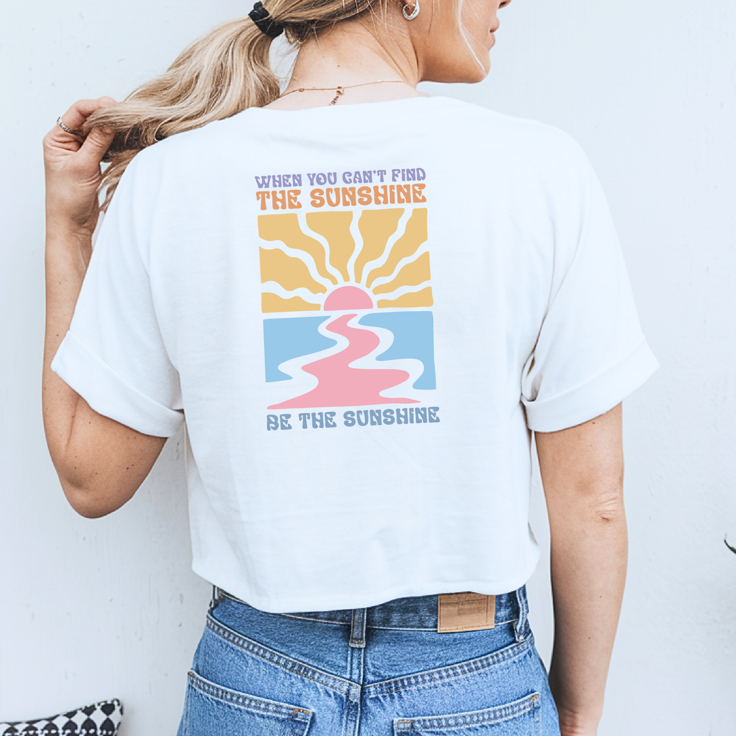Bügelbild mit buntem Sonnen-Design und Spruch "Be the Sunshine", hier als Beispiel auf der Rückseite aufgebügelt