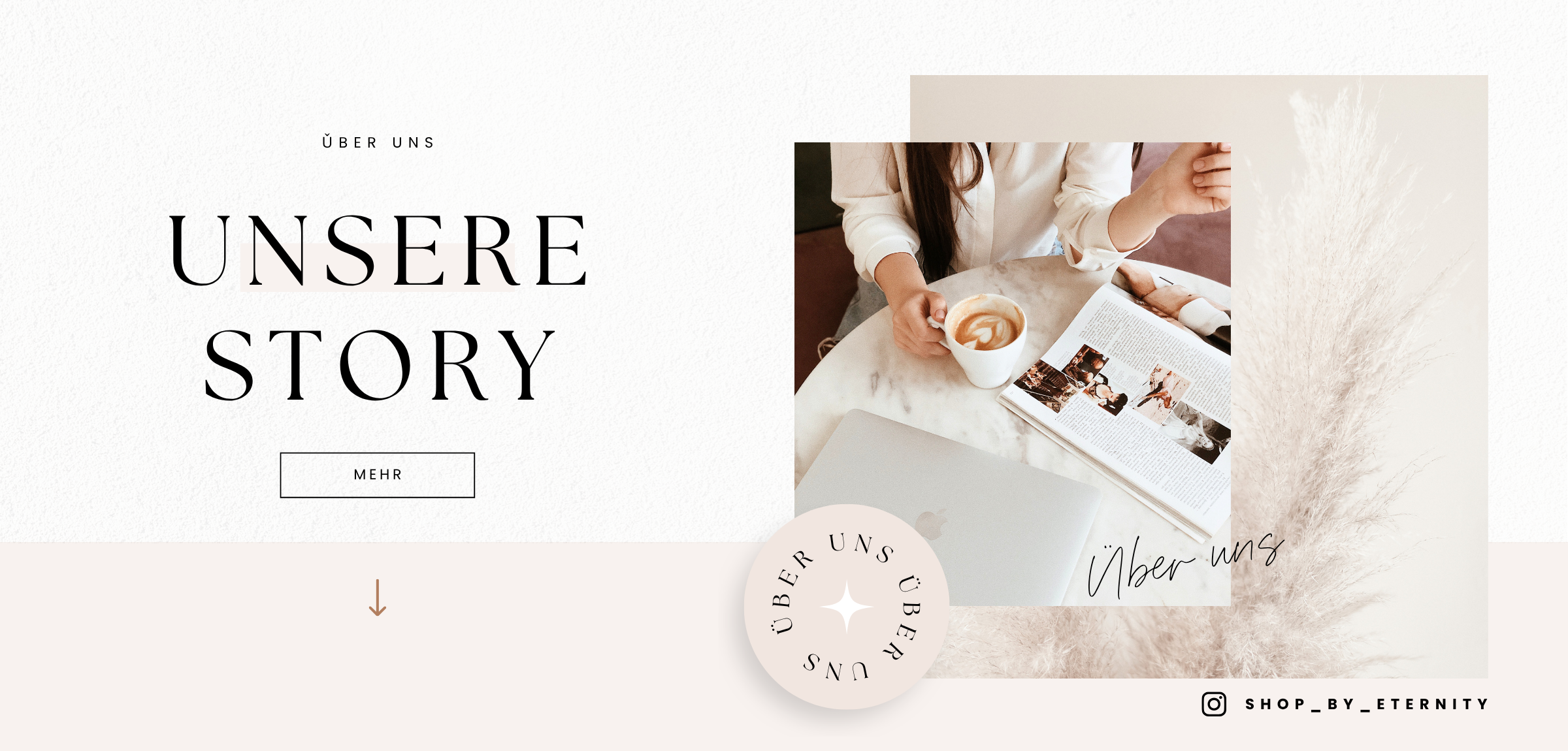 „Über uns – Unsere Story" Banner des Eternity Stores. Links der Seitentext mit einem „Mehr"-Button, rechts ein stimmungsvolles Foto einer Frau mit Latte-Art-Kaffee und aufgeschlagenem Magazin. Dekoratives „Über uns"-Kreissiegel und Pampasgras als Hintergrundelement. Instagram-Handle: shop_by_eternity.