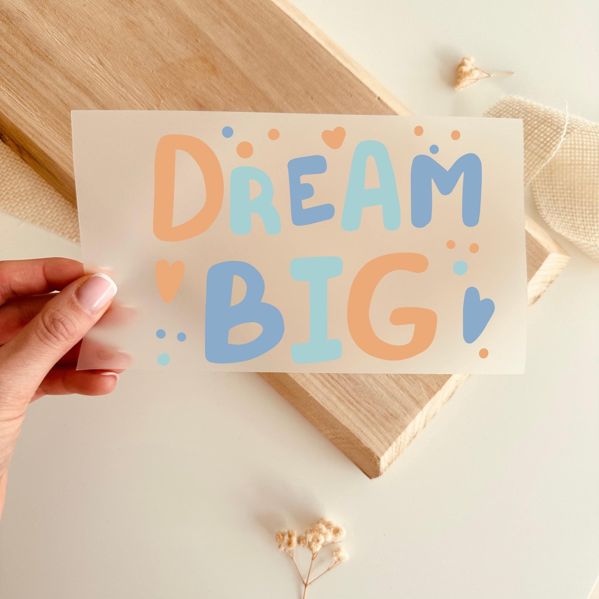 Bügelbild „Dream Big“ – Bunter Schriftzug mit Herzen zum Aufbügeln für Kinder - Pink/Gelb-Orange/Blau -Eternity 