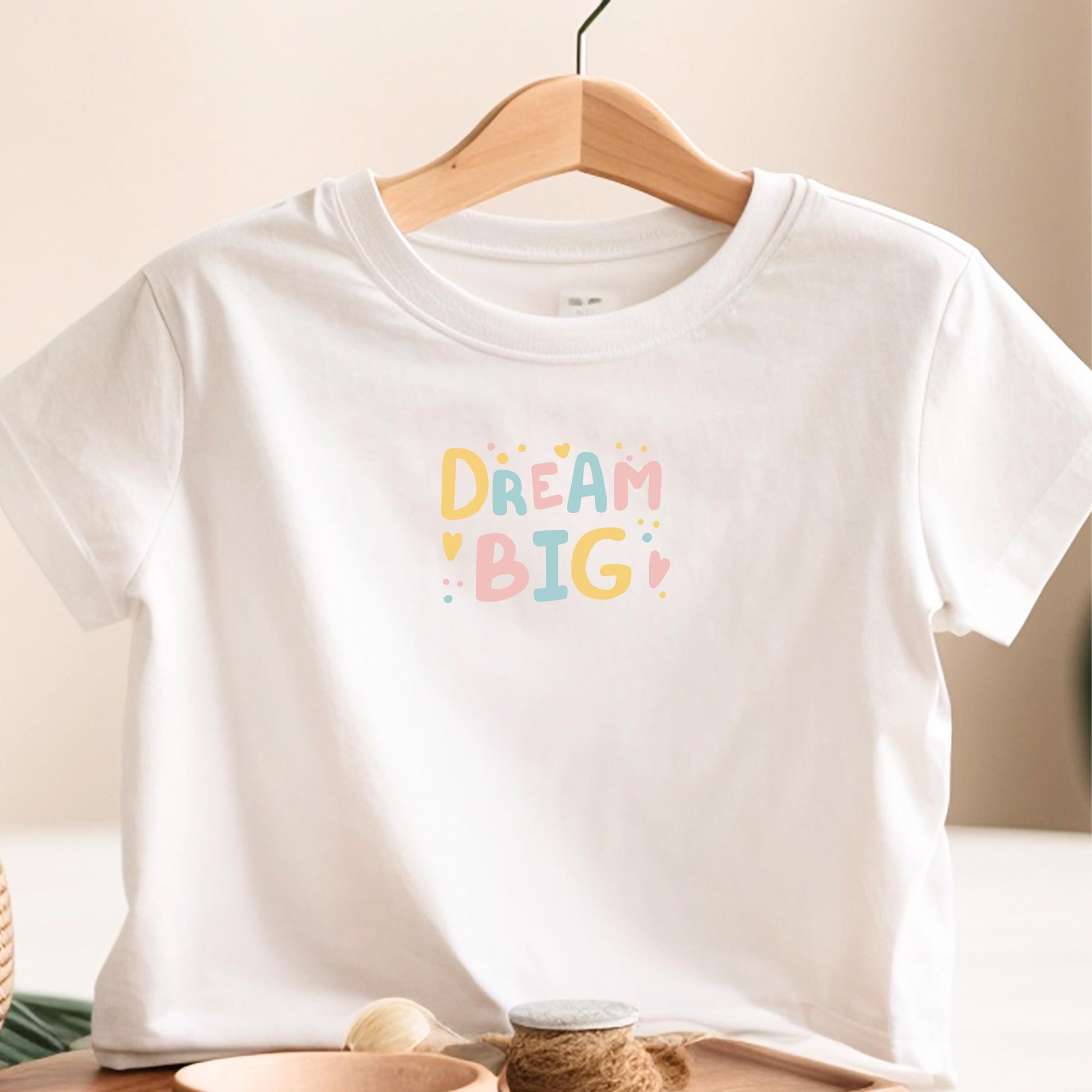 Bügelbild „Dream Big“ – Bunter Schriftzug mit Herzen zum Aufbügeln für Kinder - Pink/Gelb-Orange/Blau -Eternity 