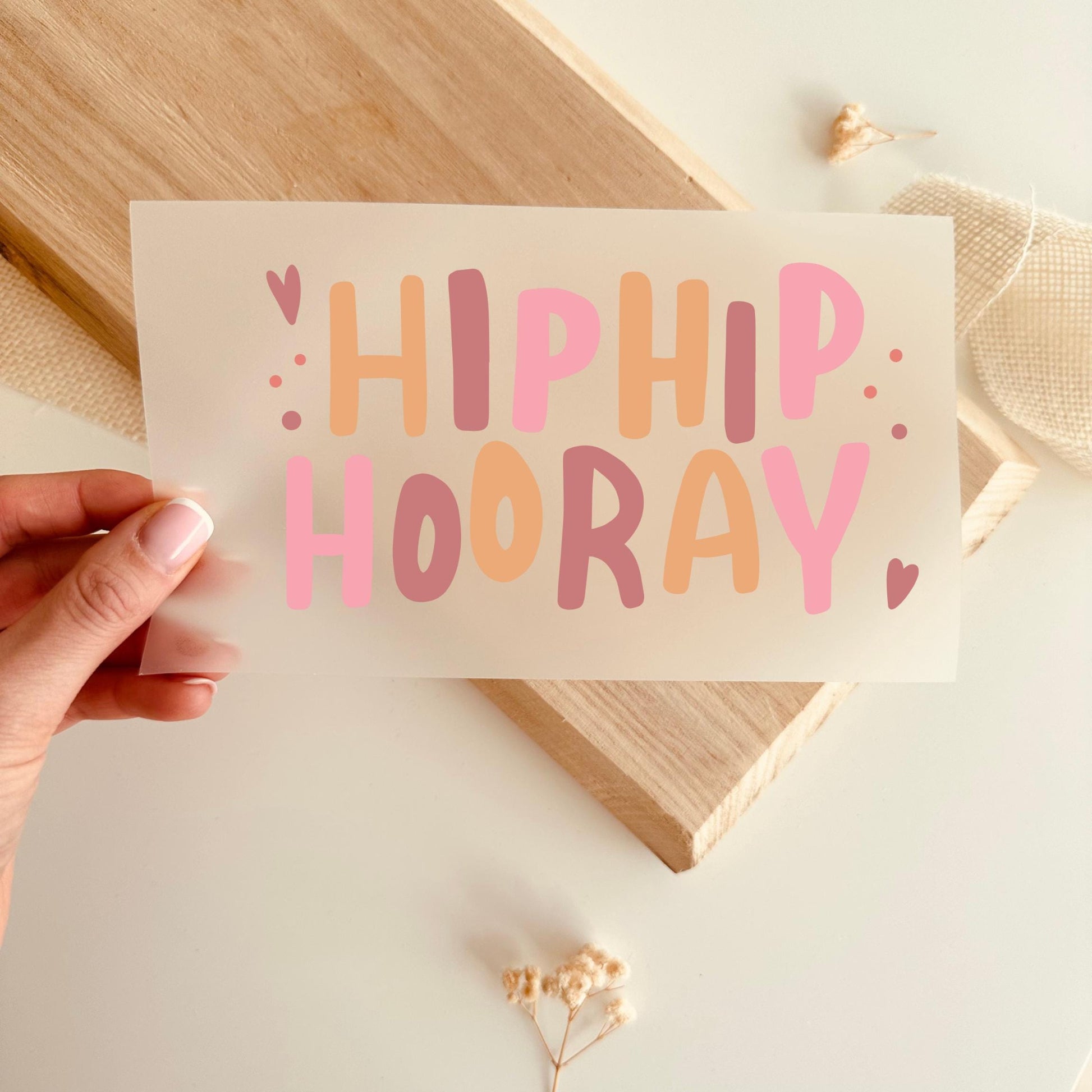 Bügelbild Hip Hip Hooray Schriftzug Pastell Bunt Nahaufnahme