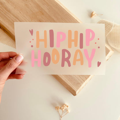 Bügelbild Hip Hip Hooray Schriftzug Pastell Bunt Nahaufnahme