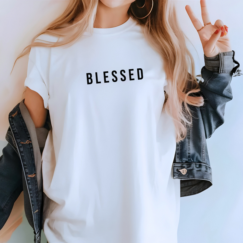 Bügelbild mit dem Schriftzug 'Blessed' in elegantem schwarz, modernen Design, perfekt für Kleidung, Taschen oder Dekorationsprojekte.