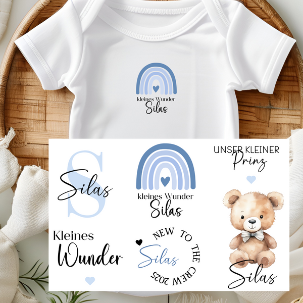 6 Bügelbilder für Babys und Jungen:Anfangsbuchstaben mit Namen in schwarzer Schrift und blauen Elementen,Regenbogen mit Herz und Kleines Wunder mit Name,Unser kleiner Prinz mit Herz,Kleines Wunder mit Herz,New to the Crew 2025 mit Name,Teddy mit Name