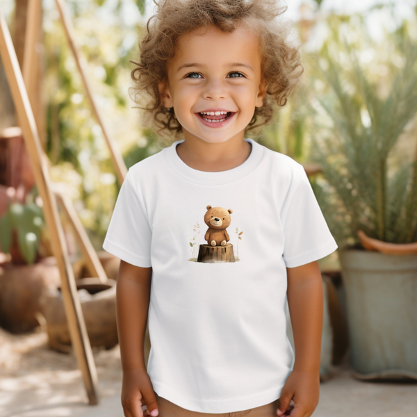 Bügelbild eines Bären auf einem Baumstamm in Brauntönen, perfekt für Kinder-T-Shirts, Accessoires und weitere Textilien.