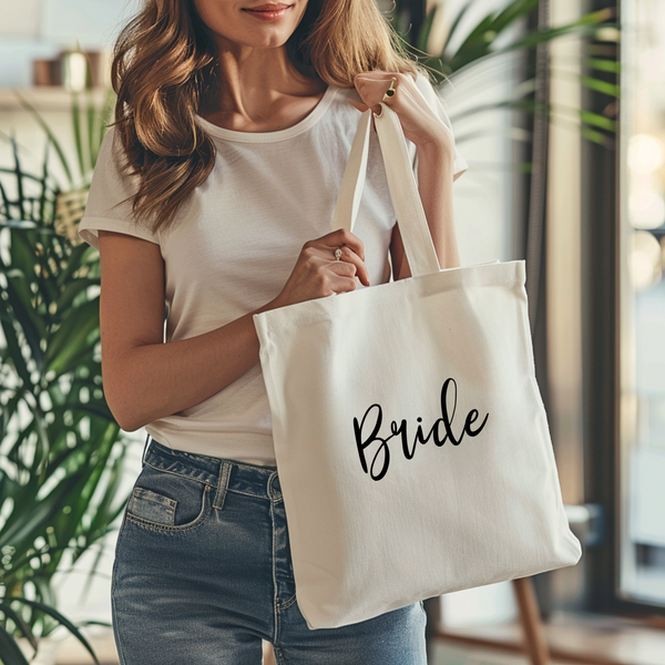 "Bride" Bügelbild in schwarzer, eleganter Schreibschrift, ideal für Hochzeitskleidung, Brautaccessoires oder Junggesellenabschiede. Schlicht und stilvoll.