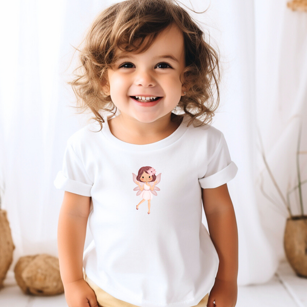 Großes Bügelbild für Mädchen mit einer Fee mit rotem Haaren, einer rosa Blume im Haar und einem rosa Kleid. Perfekt für kreative Kinderkleidung und Textilien.