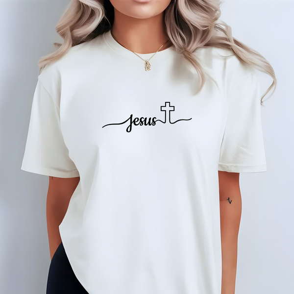 Großes Bügelbild in Schwarz mit dem Schriftzug „Jesus“, der elegant mit einem Kreuz verbunden ist. Ideal für die Gestaltung von Kleidung, Taschen und Textilien mit christlichem Motiv.