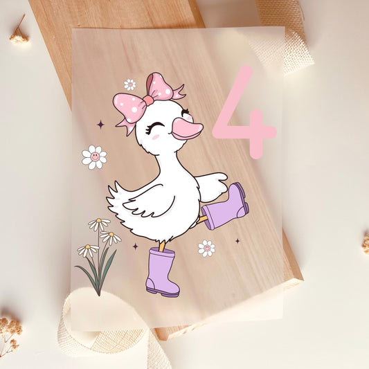 Personalisiertes Bügelbild Ente – Großes Aufbügel-Patch für Kinder - B 8cm x H9,5cm / 1-B 8cm x H9,5cm / 2-B 8cm x H9,5cm / 3-B 8cm x H9,5cm / 4-B 8cm x H9,5cm / 5 -Eternity 