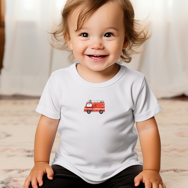  Bügelbild für Kinder mit einem Feuerwehrwagen in leuchtenden Farben, ideal zum Aufbügeln auf Kleidung. Perfekte Geschenkidee für Jungen, die Feuerwehrfahrzeuge lieben. Ein tolles Motiv für T-Shirts, Hoodies oder Taschen.