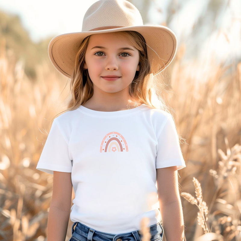 Großes Bügelbild eines Regenbogens in Rosatönen, verziert mit Herzen und einer Blume. Ideal für Mädchenkleidung, Kissenbezüge oder Accessoires. Perfekt für liebevolle, kreative Designs.