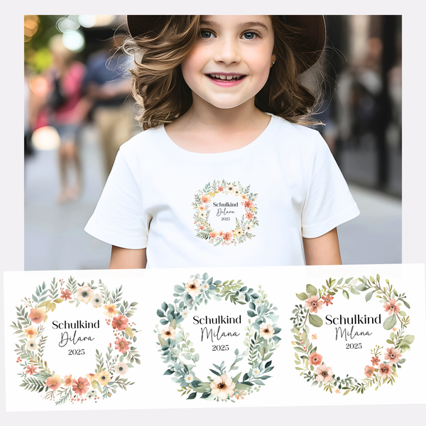 Set mit 3 verschiedenen Bügelbildern zur Auswahl für Schulkind 2025, jeweils mit personalisiertem Namen in schwarzer Schrift und unterschiedlichen Blumenkränzen. Perfekt für Schultüten, T-Shirts oder andere Textilien zum Aufbügeln und Feiern des ersten Schultages.