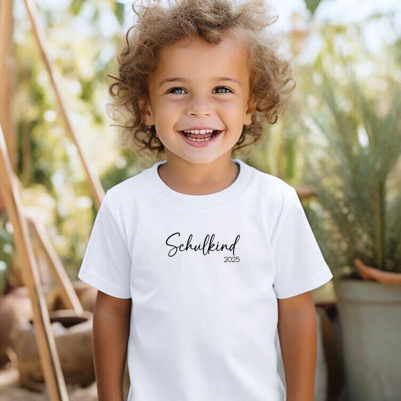 Großes Bügelbild "Schulkind 2025" in schwarzer Schrift, ideal für T-Shirts, Taschen oder andere Textilien. Perfekt für Jungen und Mädchen zur Einschulung oder als individuelles Geschenk.