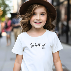 Großes Bügelbild "Schulkind 2025" in schwarzer Schrift, ideal für T-Shirts, Taschen oder andere Textilien. Perfekt für Jungen und Mädchen zur Einschulung oder als individuelles Geschenk.