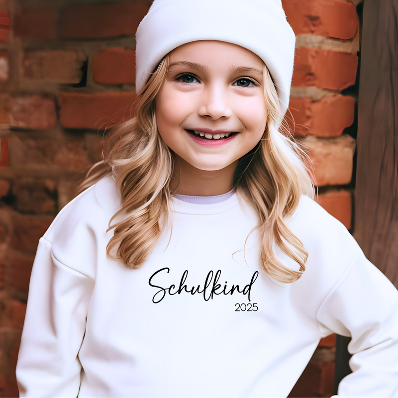 Großes Bügelbild "Schulkind 2025" in schwarzer Schrift, ideal für T-Shirts, Taschen oder andere Textilien. Perfekt für Jungen und Mädchen zur Einschulung oder als individuelles Geschenk.