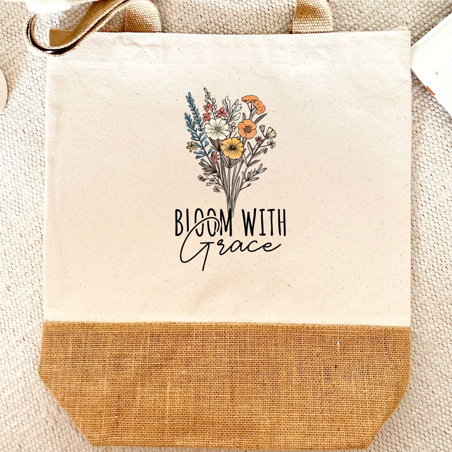Bügelbild mit Wildblumenstrauß und Schriftzug "Bloom With Grace" zum selbst Aufbügeln