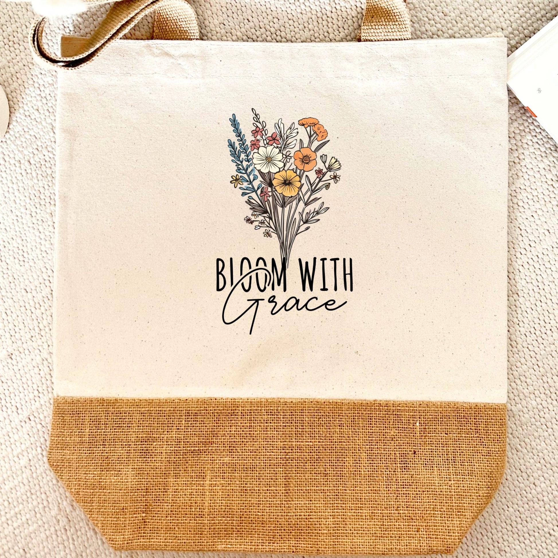 Bügelbild mit Wildblumenstrauß und Schriftzug "Bloom With Grace" zum selbst Aufbügeln
