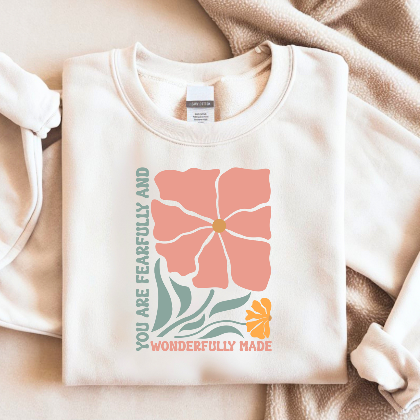 Bügelbild mit großer Blume und Schriftzug "Fearfully and Wonderfully Made" in Rosa und Türkis zum Aufbügeln