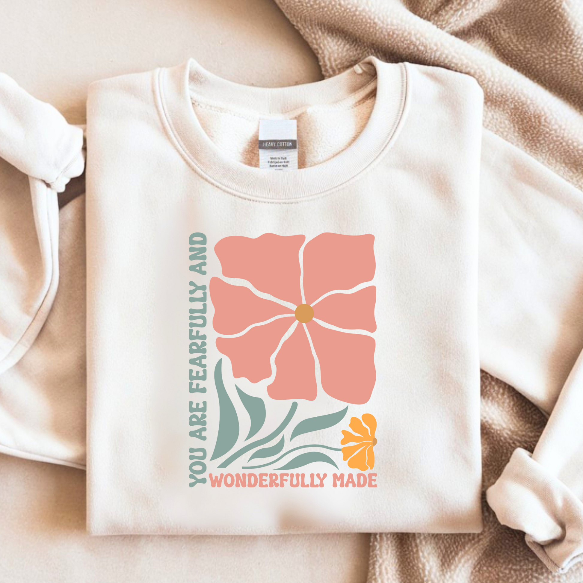 Bügelbild mit großer Blume und Schriftzug "Fearfully and Wonderfully Made" in Rosa und Türkis zum Aufbügeln