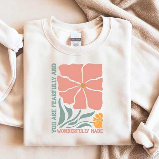 Bügelbild mit großer Blume und Schriftzug "Fearfully and Wonderfully Made" in Rosa und Türkis zum Aufbügeln