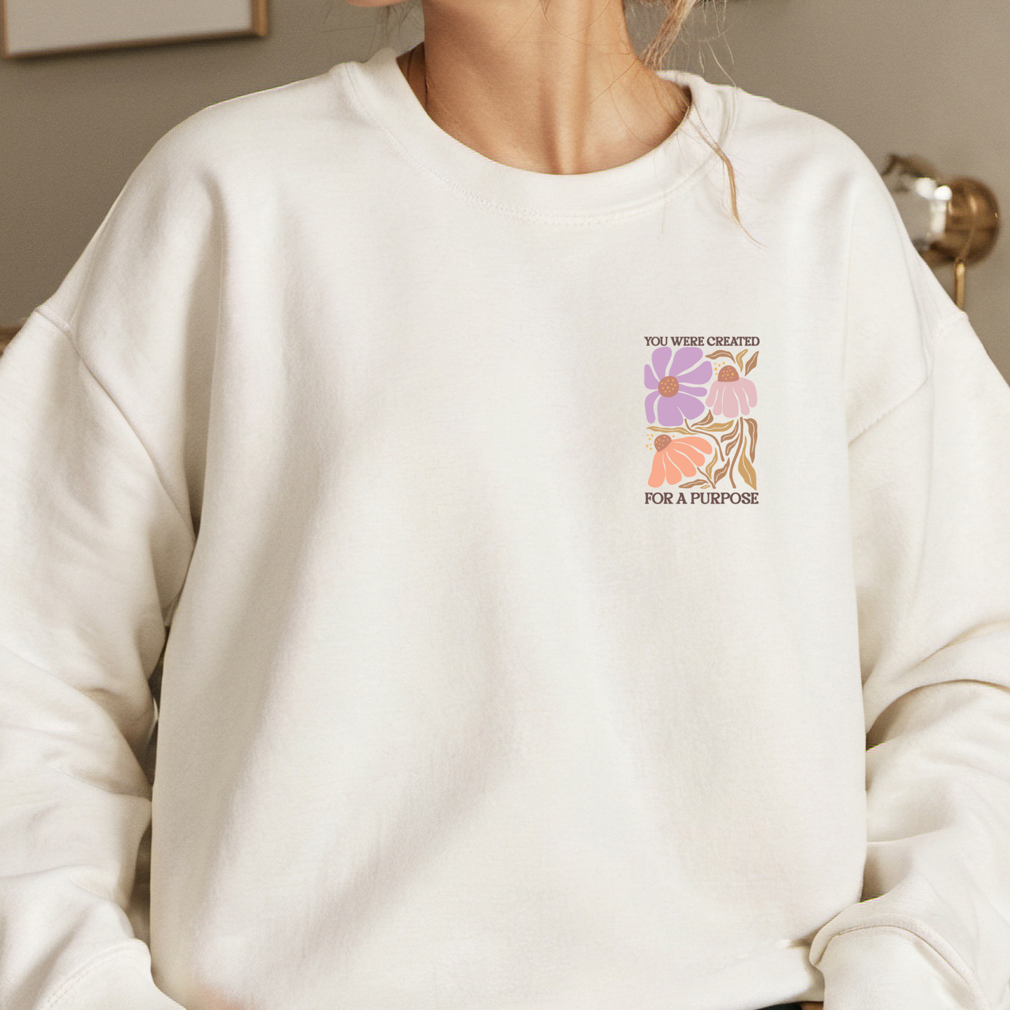 Bügelbild mit floralem Design und Bibelvers-Spruch, hier als Beispiel auf einem Sweater aufgebügelt