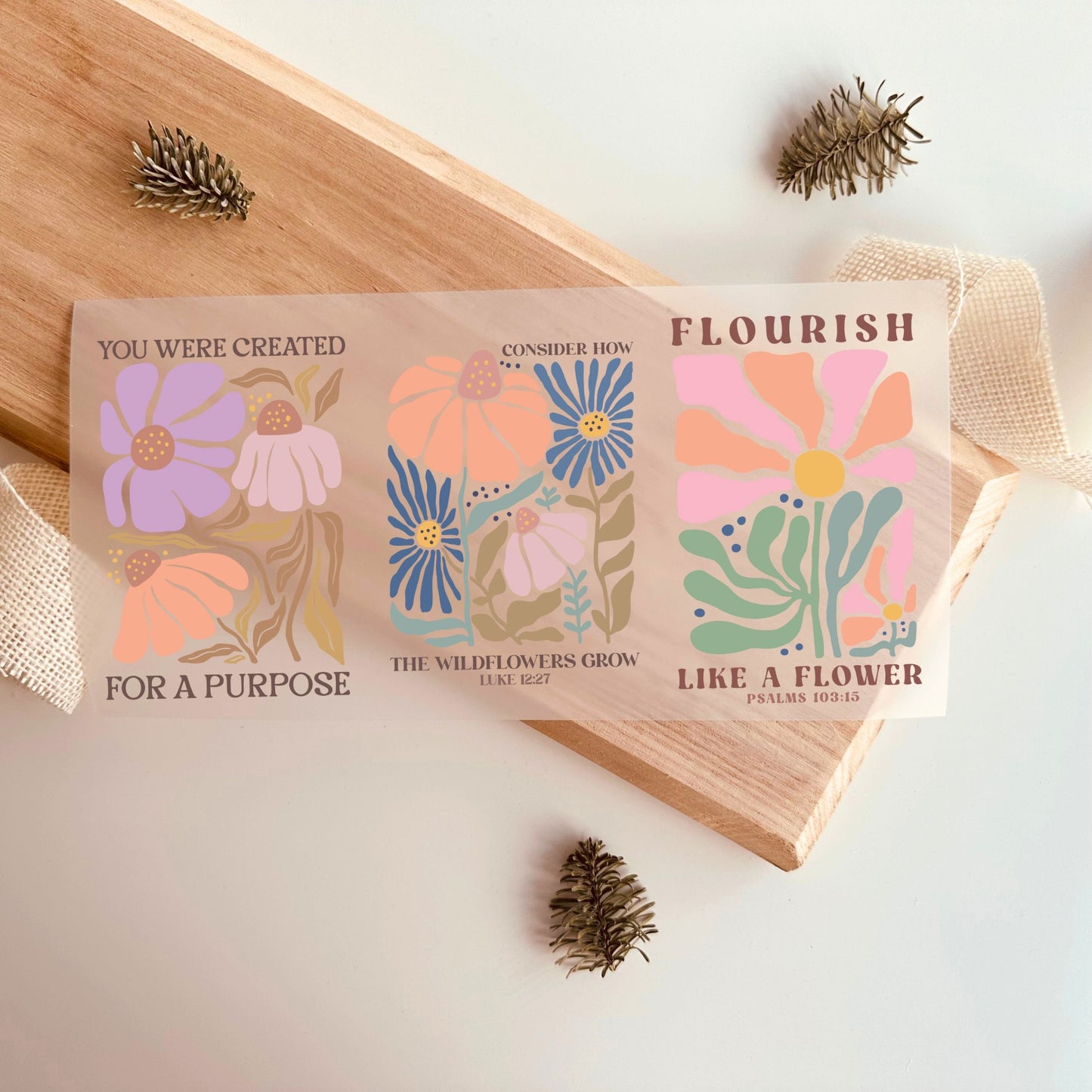Bügelbild-Set mit drei floralen Designs und Bibelvers-Sprüchen wie "Flourish Like a Flower" in Pastellfarben zum Aufbügeln