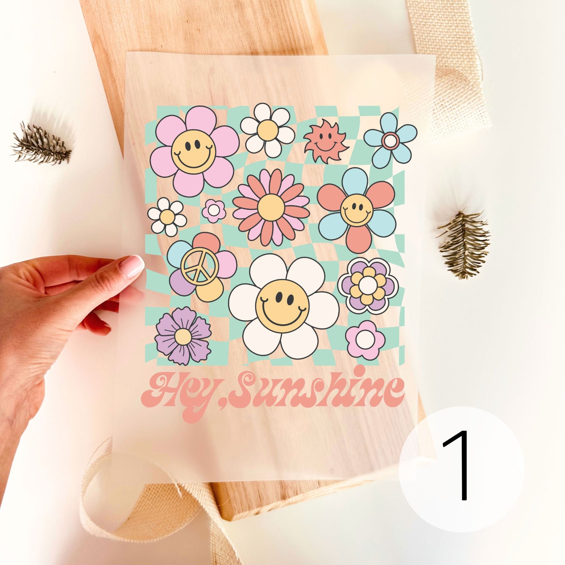 Bügelbild-Variante mit bunten Retro-Blumen, Smiley-Gesichtern und Schriftzug "Hey, Sunshine"