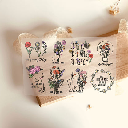 Bügelbild-Set mit floralen Motiven und Sprüchen wie "Let Your Dreams Blossom" und "In a Field of Roses, Be a Wildflower"