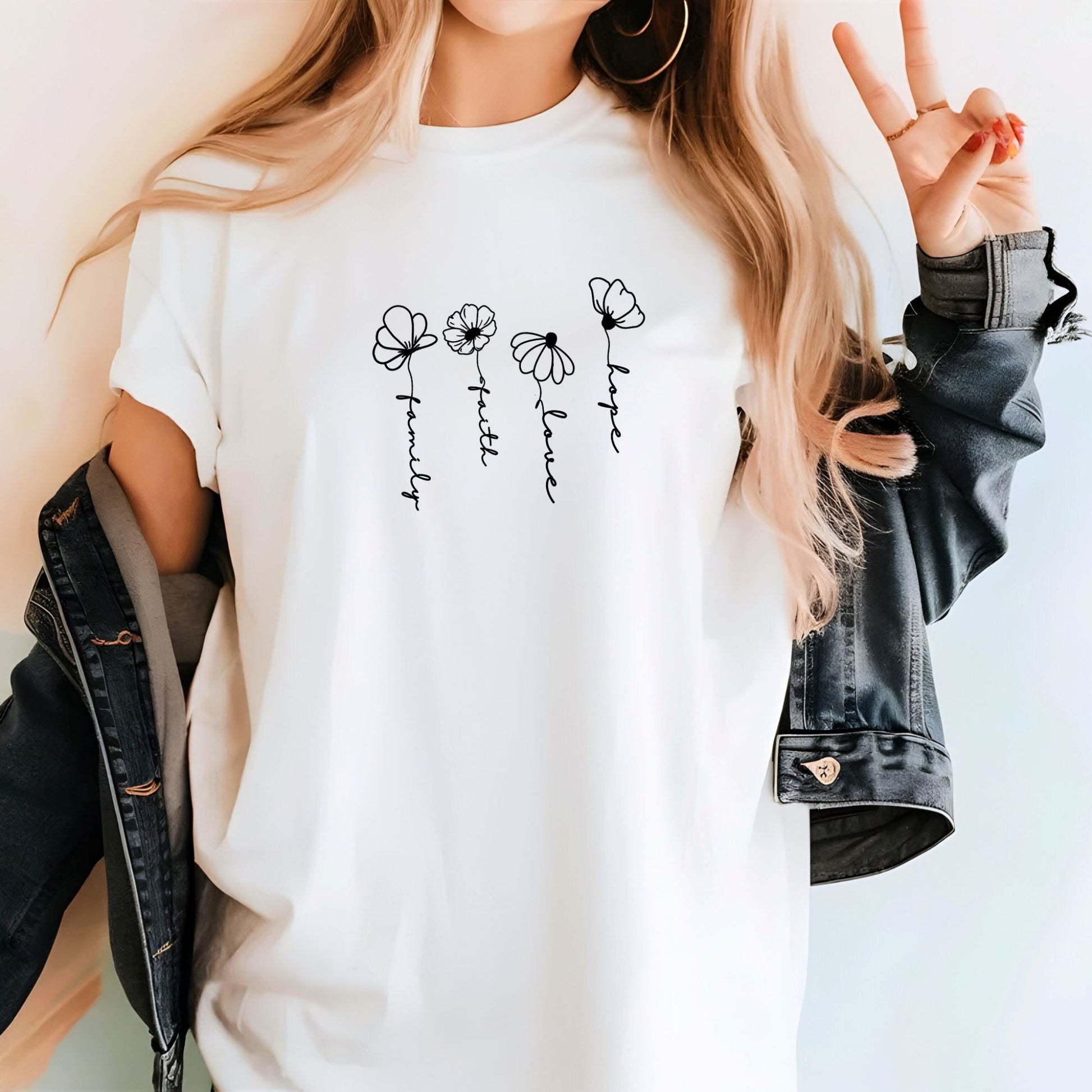 Bügelbild mit floralen Strichzeichnungen und kleinen Wörtern wie "Love" und "Hope" in Schwarz