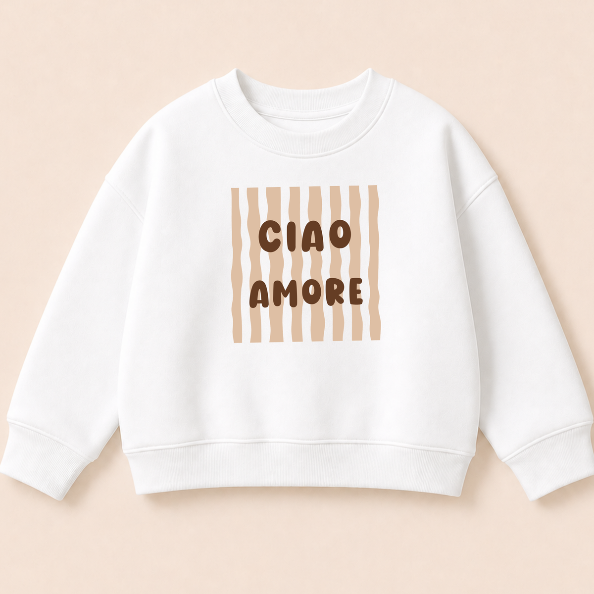 Bügelbild „Ciao Amore“ auf weißem Kinderpullover. Schriftzug in Braun mit beigen Wellen Streifen, DTF Transfer zum Aufbügeln, Geschenkidee für Kinder und Mädchen