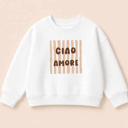 Bügelbild „Ciao Amore“ auf weißem Kinderpullover. Schriftzug in Braun mit beigen Wellen Streifen, DTF Transfer zum Aufbügeln, Geschenkidee für Kinder und Mädchen