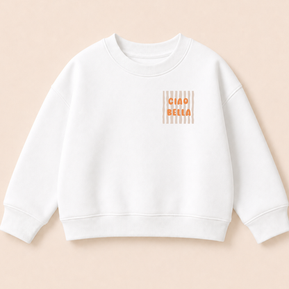 Bügelbild „Ciao Bella“ als kleines Brustmotiv auf weißem Kinderpullover. Orange Schrift mit Wellen Streifen, DTF Transfer zum Aufbügeln, Geschenkidee für Mädchen