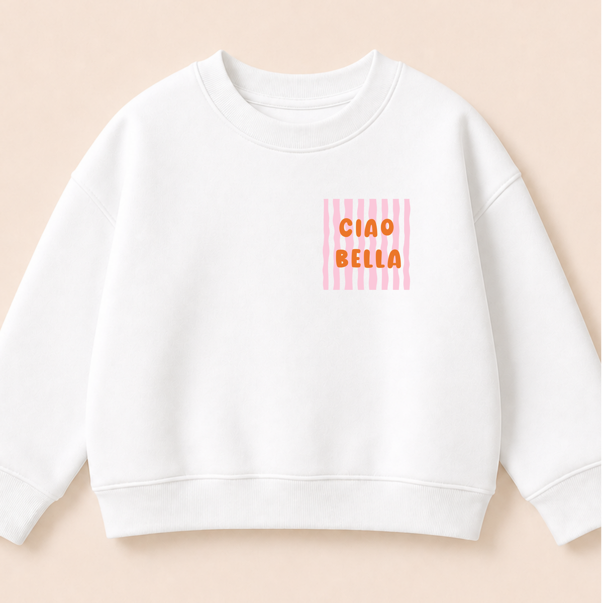 Kleines Ciao Bella Bügelbild in Rosa und Orange auf weißem Kinder Sweatshirt