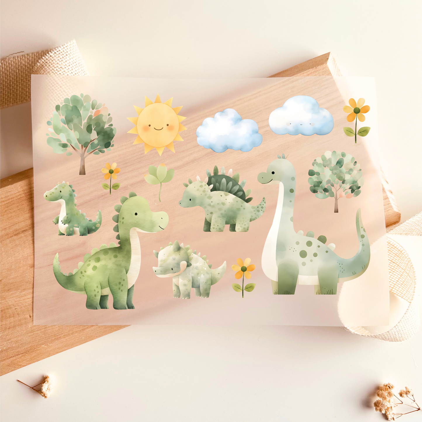  Bügelbild-Set mit verschiedenen Dinosauriern, Bäumen und Sonne im Aquarell-Stil in Grün für Kinder