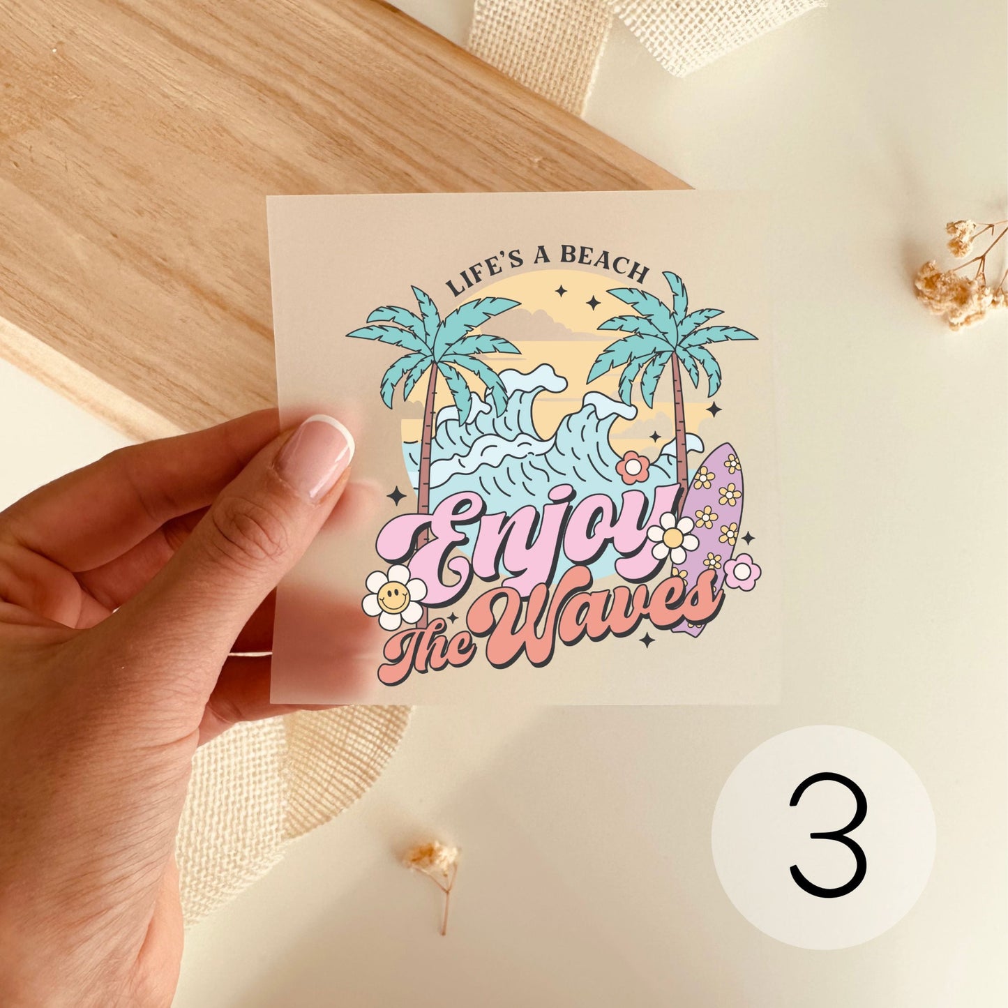 Bügelbild mit Schriftzug "Enjoy the Waves" und tropischem Palmen-Design zum Aufbügeln