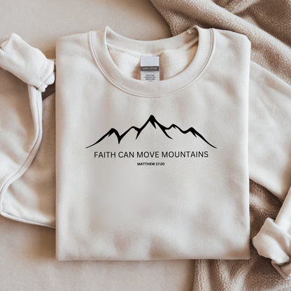 Bügelbild mit Bergmotiv und Schriftzug "Faith Can Move Mountains" mit Bibelvers Matthäus 17:20 in Schwarz