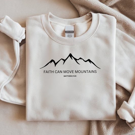 Bügelbild mit Bergmotiv und Schriftzug "Faith Can Move Mountains" mit Bibelvers Matthäus 17:20 in Schwarz