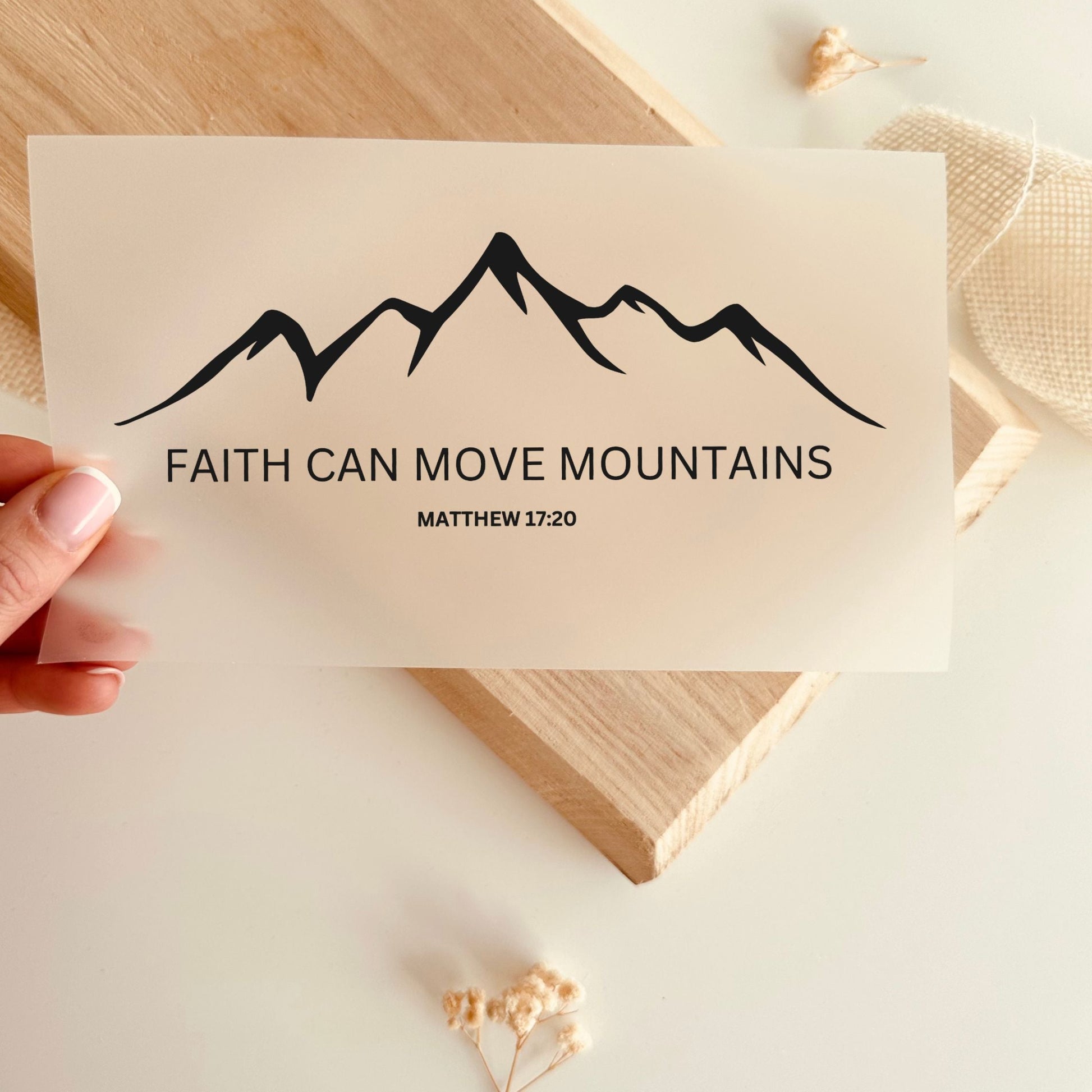 Bügelbild-Transferfolie mit Bergmotiv und Schriftzug "Faith Can Move Mountains"
