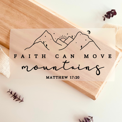 Bügelbild mit Bergmotiv und Schriftzug "Faith Can Move Mountains" mit Bibelvers Matthäus 17:20 in Schwarz