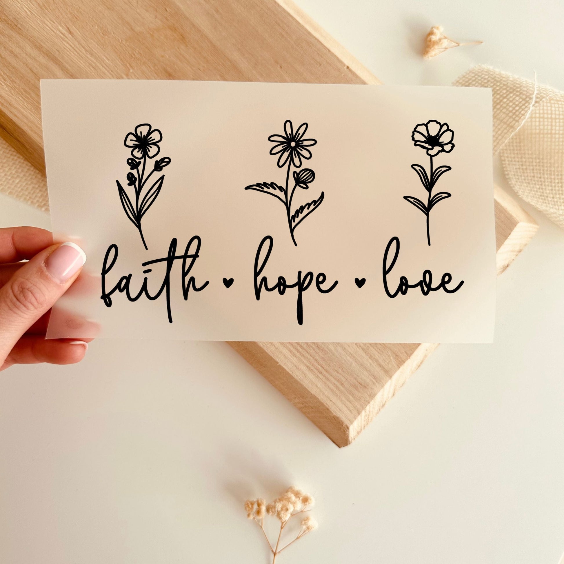 Bügelbild-Transferfolie mit Blumen-Strichzeichnungen und Schriftzug "Faith Hope Love"