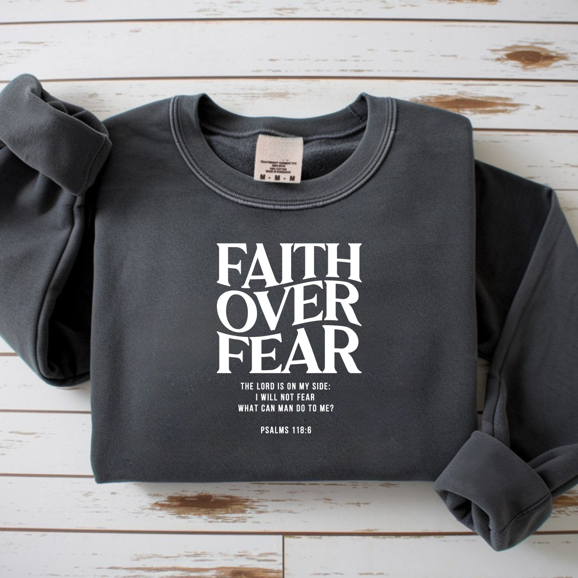 Bügelbild mit Schriftzug "Faith Over Fear" und Bibelvers in Schwarz