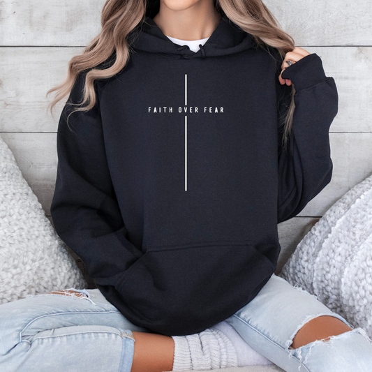 Bügelbild mit Schriftzug "Faith Over Fear" und vertikaler Linie im minimalistischen Design in Weiß