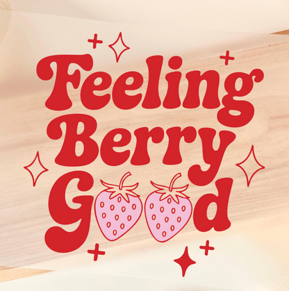 Bügelbild Feeling Berry Good Erdbeere Schriftzug Retro Rot Rosa Nahaufnahme